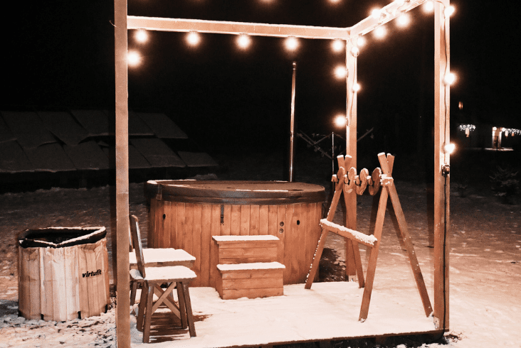 Domek z balia jacuzzi w ogrodzie