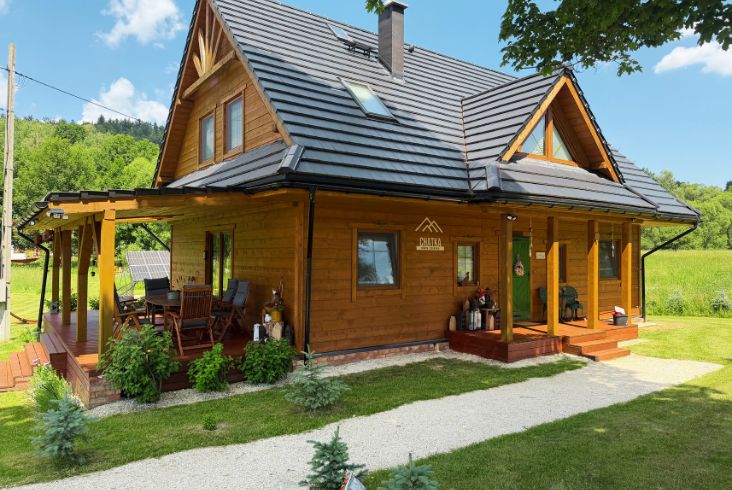 Chatka obok dziadka widok na domek w gorach (2)