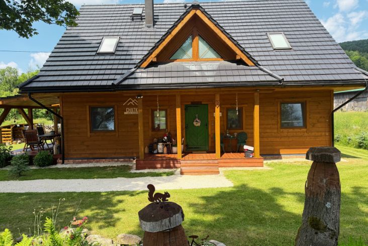 Chatka obok dziadka widok na domek w gorach (3)