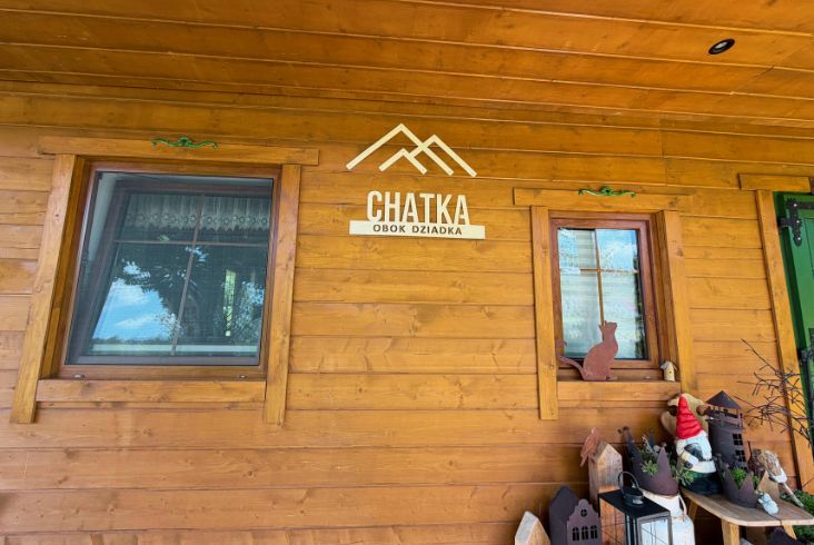 Chatka obok dziadka widok na domek w gorach (4)