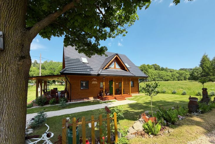 Chatka obok dziadka widok na domek w gorach (5)
