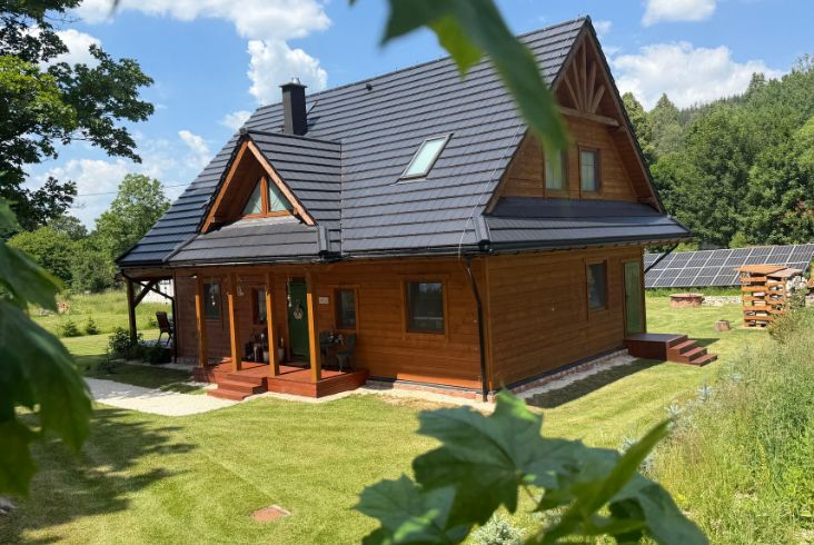 Chatka obok dziadka widok na domek w gorach (6)
