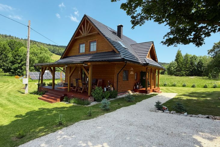 Chatka obok dziadka widok na domek w gorach (7)