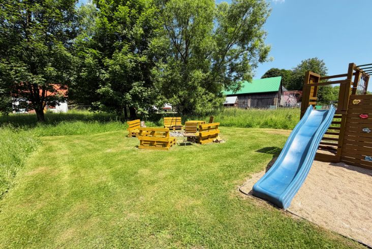 Plac zabaw na terenie obiektu