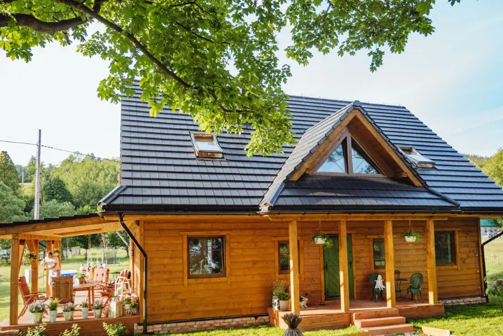 Domek z balia front domu